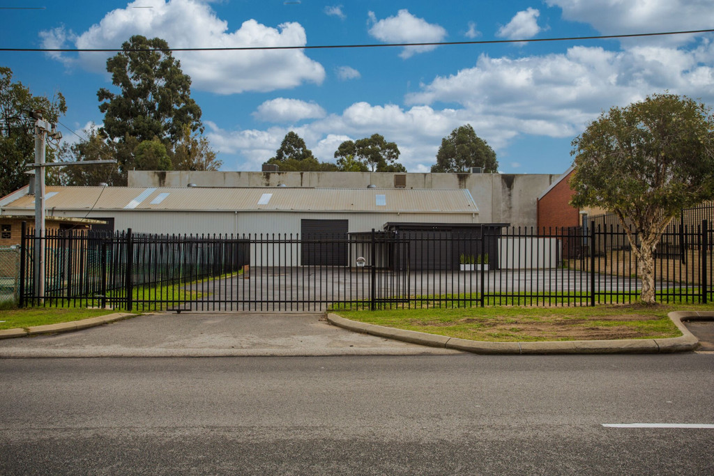 Recently refurbished stand-alone 412sqm Office / Warehouse building with extensive car parking